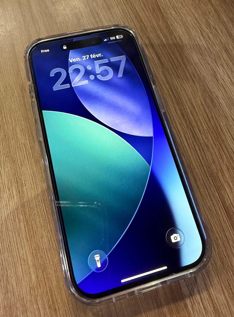 Écran neuf allumé sur l'iPhone 14 Pro, photo publiée par Julien avec son avis